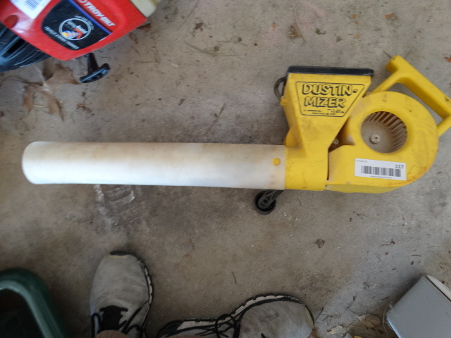 lot 117 image: Dustin Mizer - Hand Crank Pesticide Powder Duster.