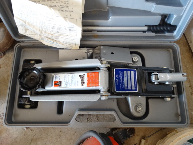 lot 124 image: Pro-LIft 4000lb.Hydraulic Floor Jack in Case.