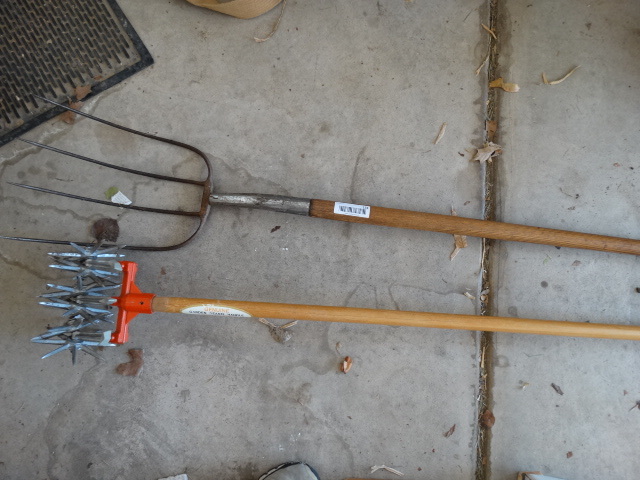 lot 131 image: Garden Weasel Garden Tool & Pitch Fork.