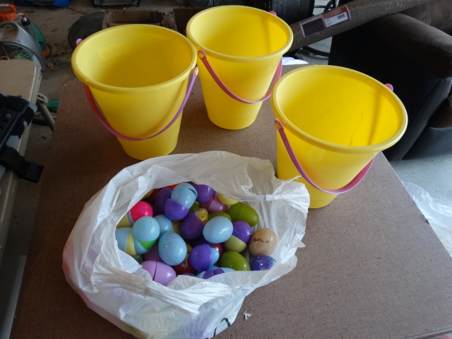 lot 165 image: Easter Decor & 3 Sand Buckets wshovel.