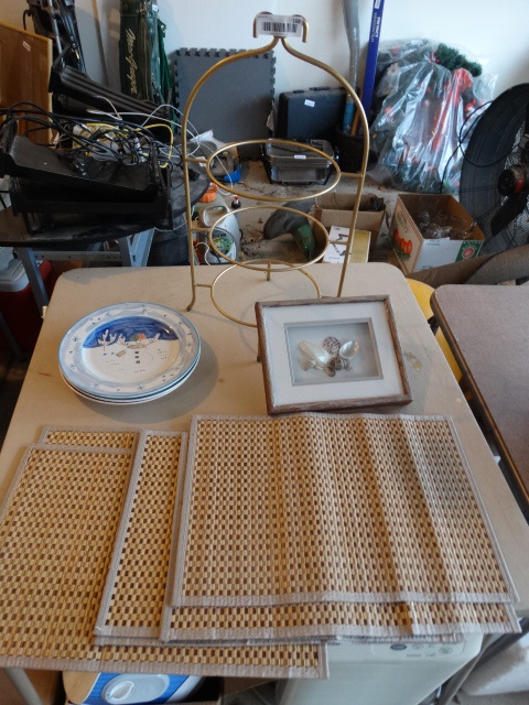 lot 168 image: Plate Stand, Holiday Plates, Wall Decor, & 6 Bamboo Placemats.