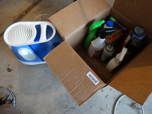 lot 171 image: Vicks Mist Humidifier & Box of Home CleanerChemicals.