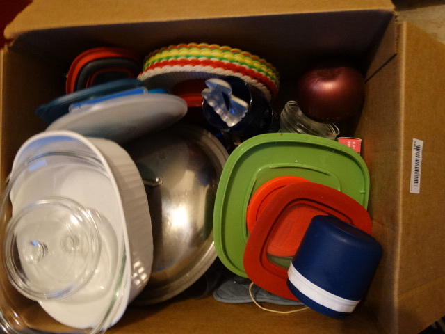 lot 195 image: Large Box of Kitchenware & Dishes.