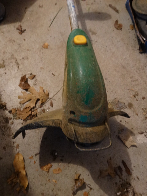 lot 198 image: Weed Eater 13 Trimmer.