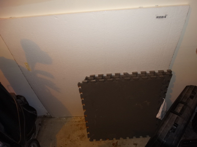 lot 213 image: 2 Interlocking Fatigue Mats & Large Square of Foam.