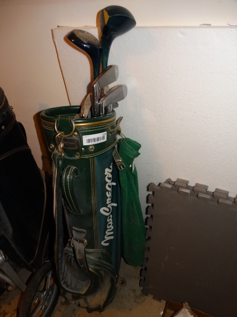 lot 215 image: MacGregor Golf Bag wClubs.