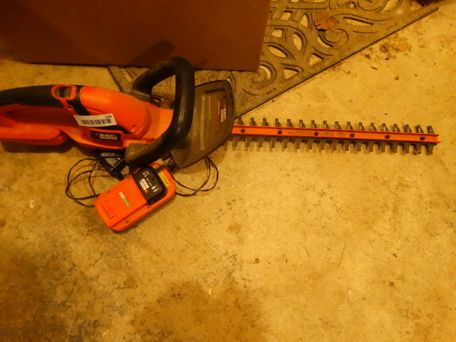 lot 248 image: Black & Decker Cordless Trimmer wBattery Charger.