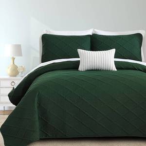 lot 15683 image: Yiran Emerald Green Quilt Set Queen Size Lightweight Bedspread Ultrasonic Diamond Pattern Soft Microfiber Coverlet for All Season Modern Style 3 Piece Bed Cover Sets with 2 Pillow Shams (96x90)