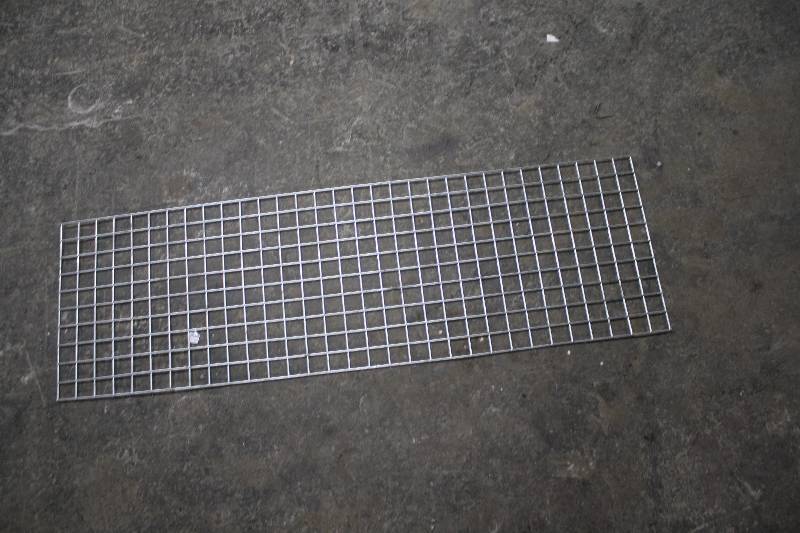 lot 3759 image: 3 - Wire Display Web