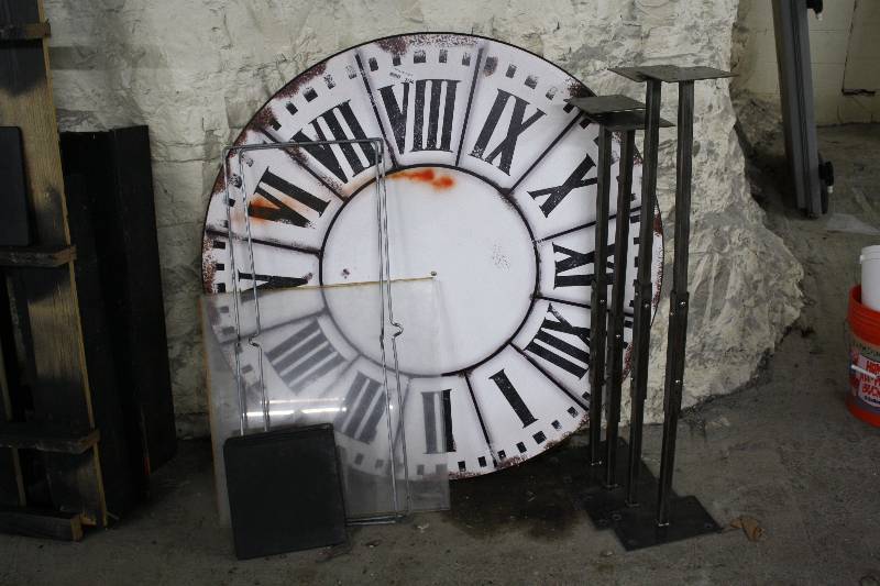 lot 3780 image: Decorative Clock