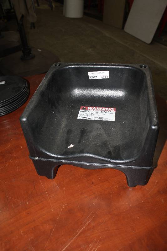 lot 3831 image: Childs Plastic Booster Seat