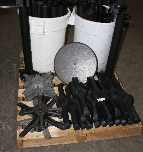 lot 3848 image: Pallet of Table Legs