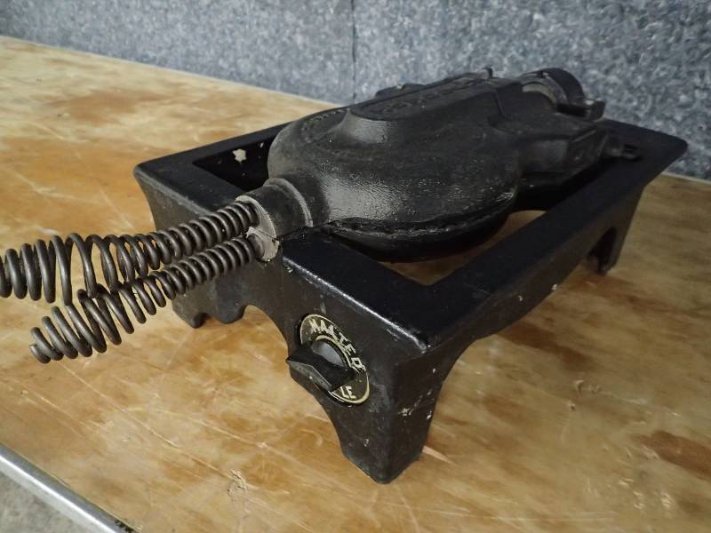 lot 3711 image: Ruggedi Iron Electric Waffle Cone Maker