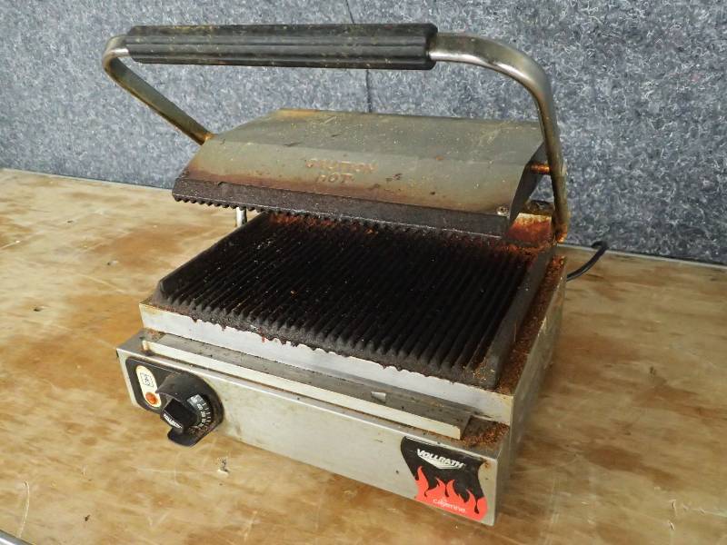 lot 3713 image: Vollrath Commercial Panini Press