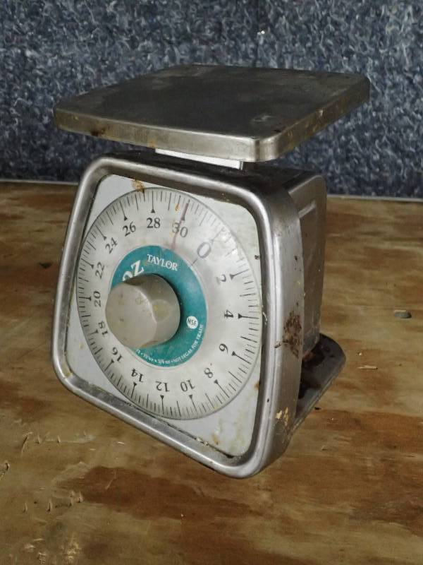 lot 3739 image: Taylor 32oz x .25oz Scale