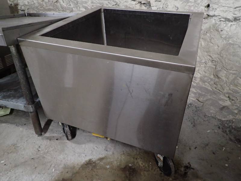 lot 3883 image: Stainless Insulated Soaking Bin
