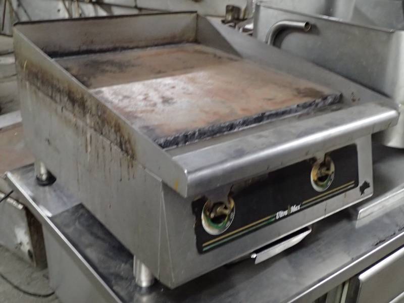 lot 3885 image: Star Ultra Max Natural Gas 1in Flat Top Grill