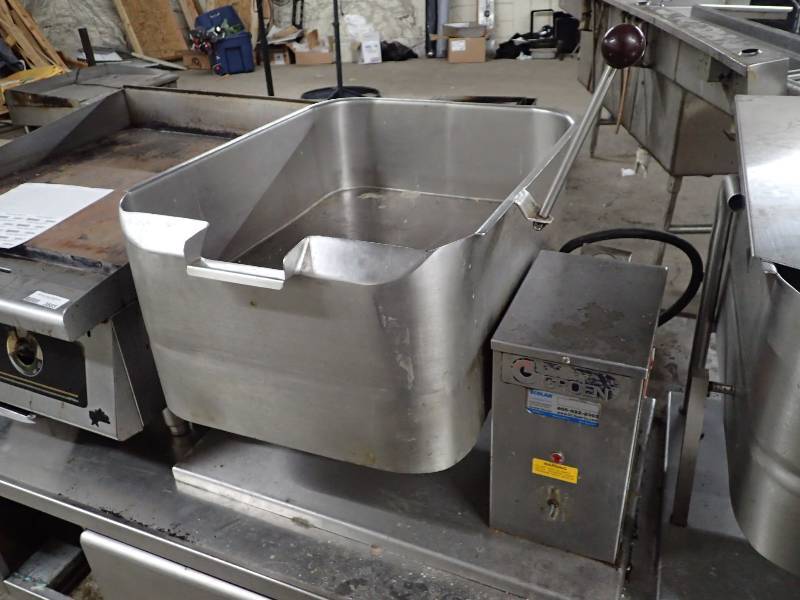 lot 3886 image: Groen Countertop Electric Tilt Skillet
