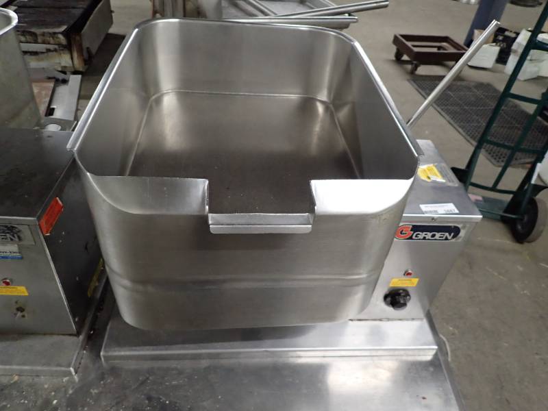 lot 3887 image: Groen Countertop Electric Tilt Skillet