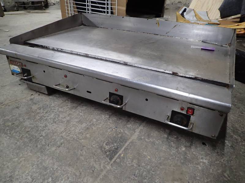 lot 3892 image: Vulcan 48in 4 Burner Flat Top Grill