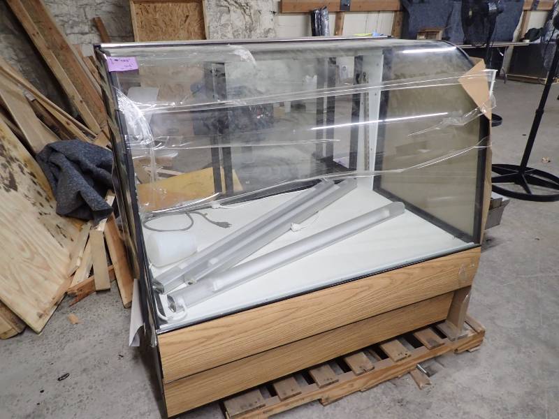 lot 3894A image: Federal 50in Curved Glass Display Case