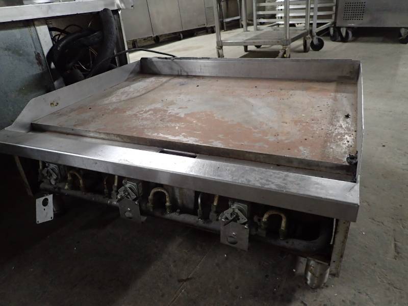 lot 3894 image: Natural Gas 36in Flat Top Grill