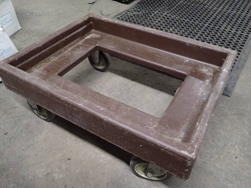 lot 3896 image: Cambro Glass Rack Dolly