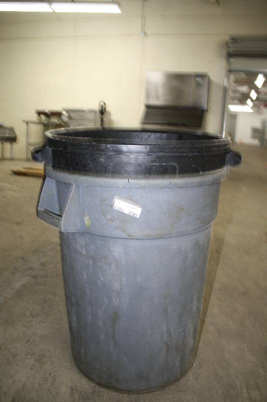 lot 3783 image: Trash Cans - 2