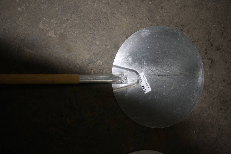 lot 3803 image: Pizza Metal Paddle