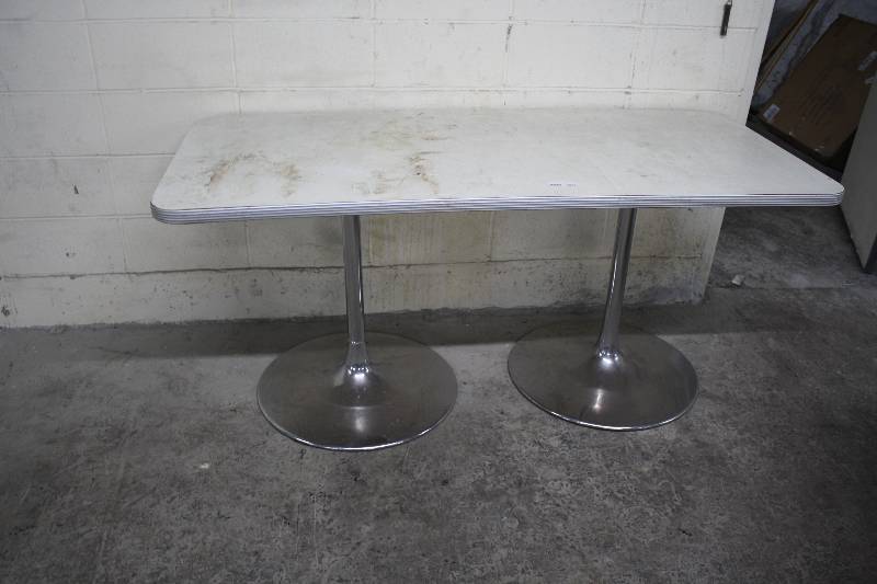 lot 3815 image: 6 foot Table