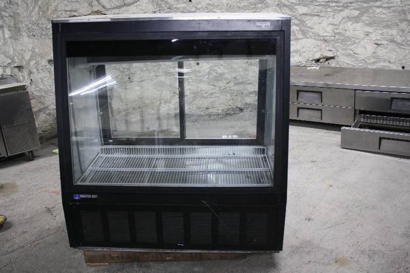 lot 3844 image: Master-Bilt Refrigerated Display Case