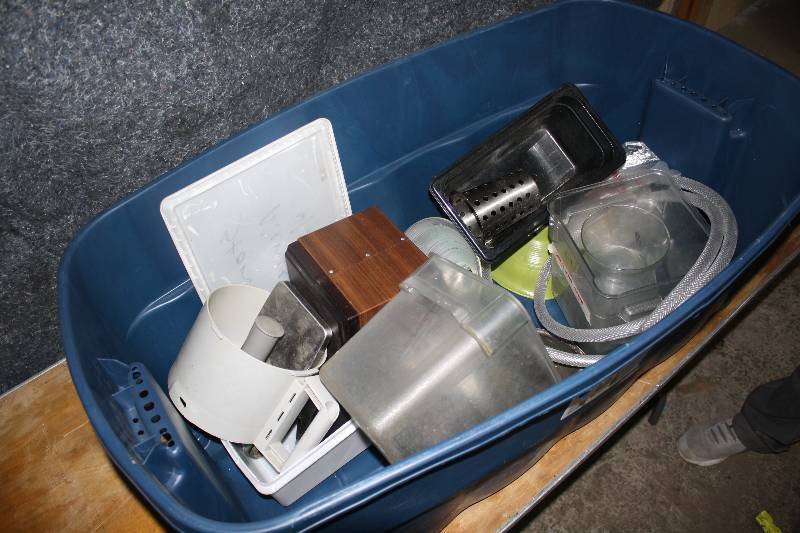 lot 3904 image: Tub of Misc Kitchen Goodies