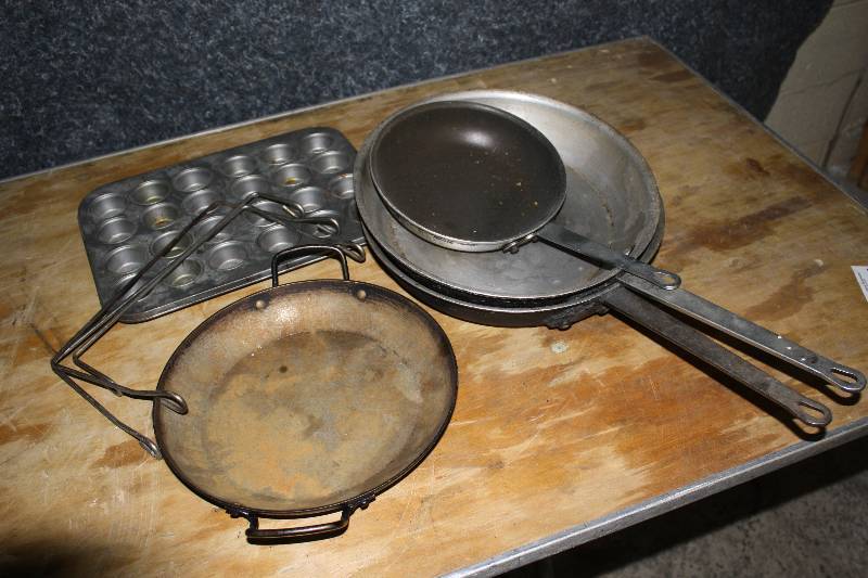 lot 3907 image: Miscellanous Iron Skillets and an Iron MuffinCornbread Pan