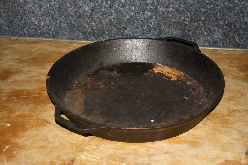 lot 3910 image: 16in Cast Iron Skillet