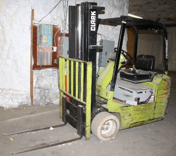 lot 125 image: Clark Electric ForkLift TW40 with charger