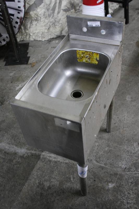 lot 3934 image: Small Bar Sink