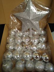 lot 1039 image: 26PCS Christmas Tree Balls Ornaments Set with Christmas Tree Topper, Silver Christmas Ornaments Sets for Christmas Tree, Shatterproof Hanging Christmas Tree Decorations Retail $39.97