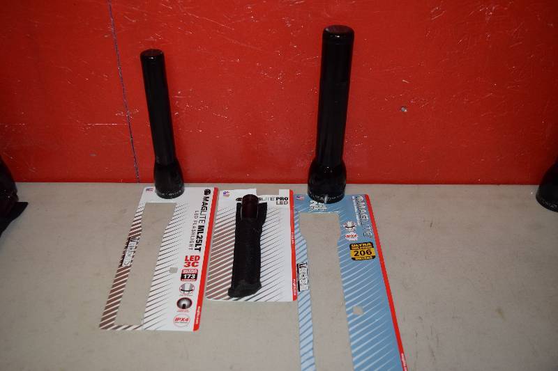lot 30 image: 3 Maglite Flashlights