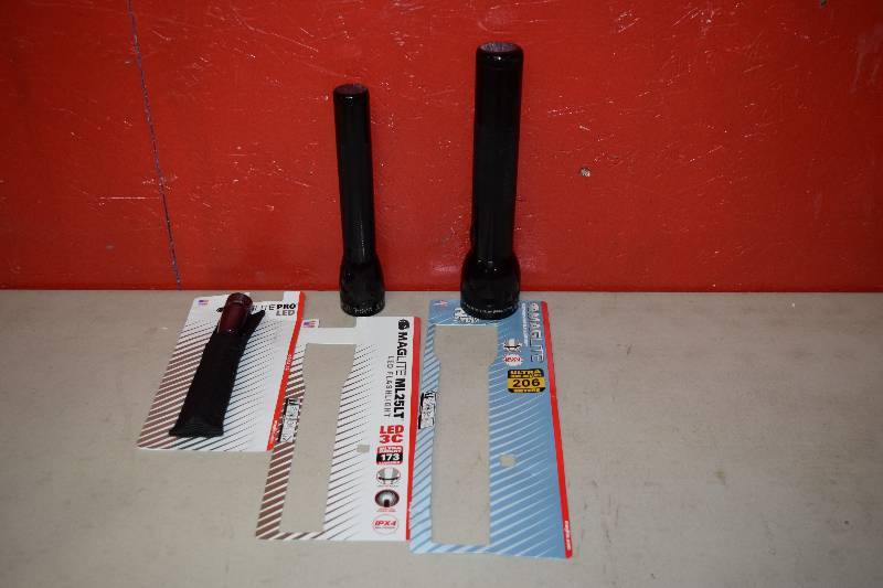lot 33 image: 3 Maglite Flashlights
