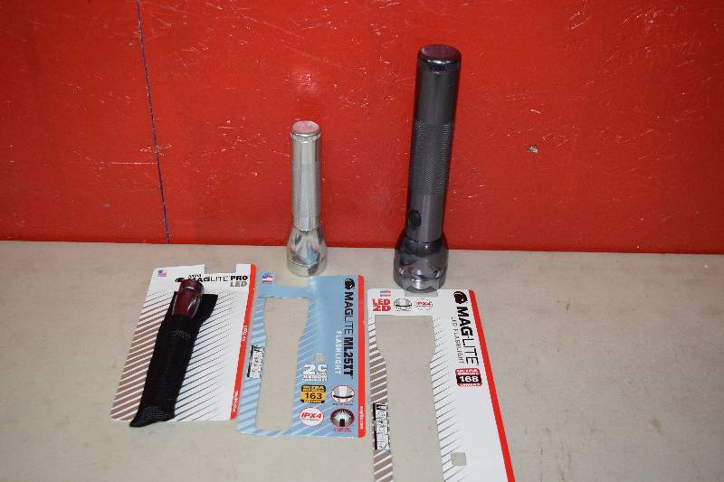 lot 32 image: 3 Maglite Flashlights