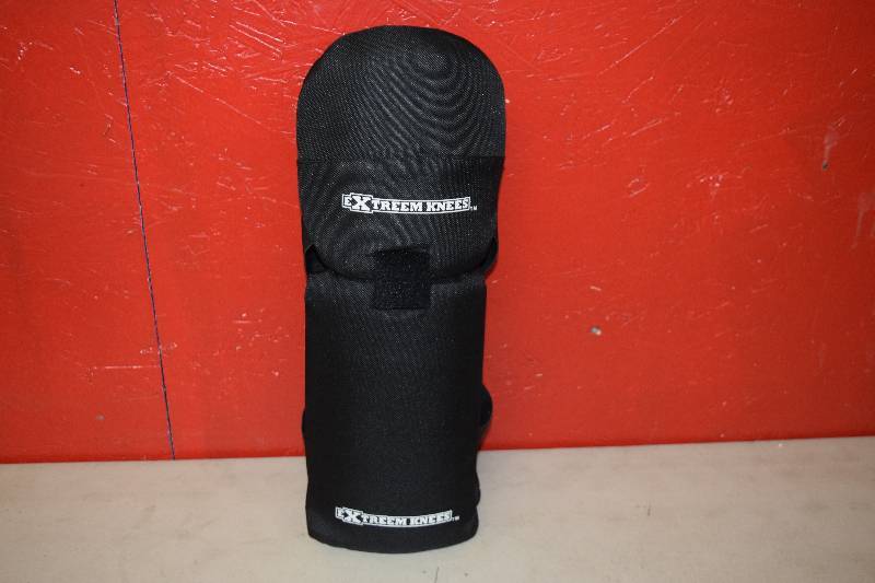 lot 70 image: Pair Extreme Knees Knee Pads