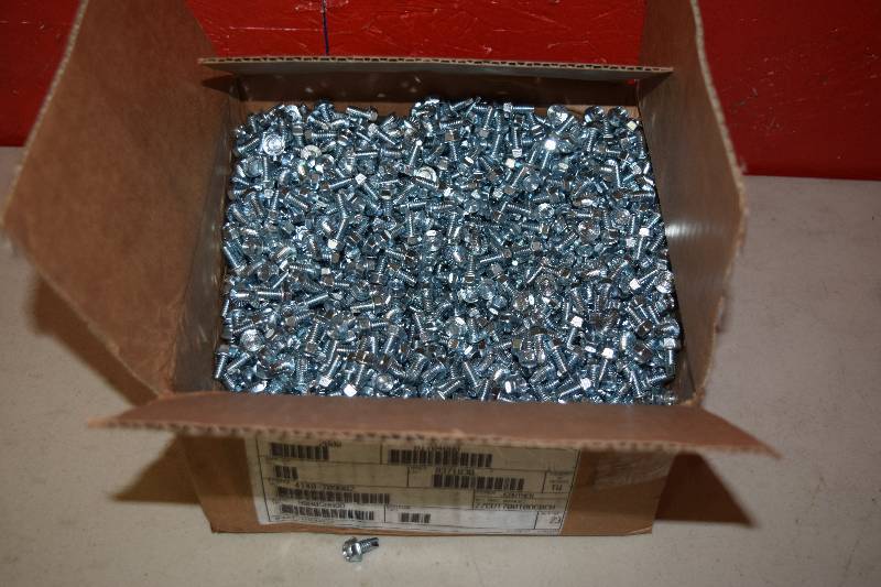 lot 119 image: 2000 Screws