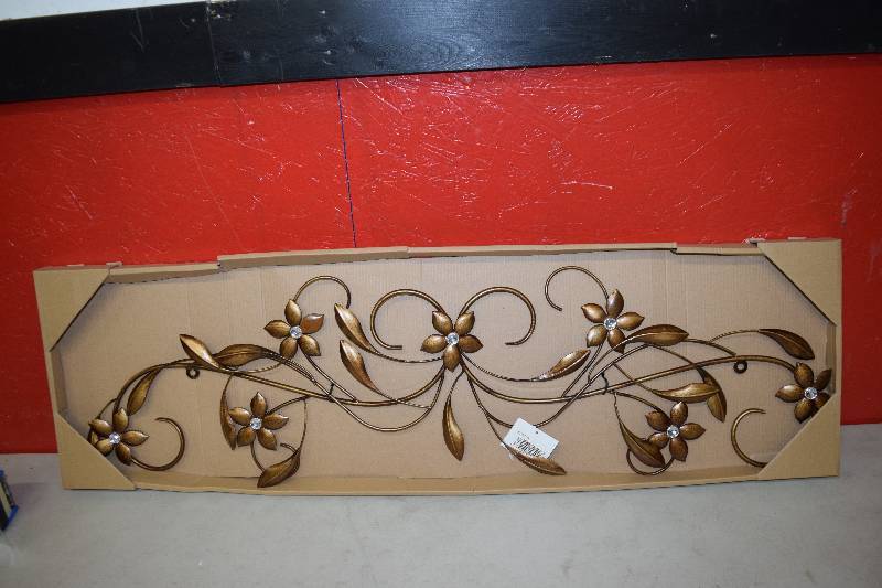 lot 143 image: Stratton Home Dcor Metal Wall Art