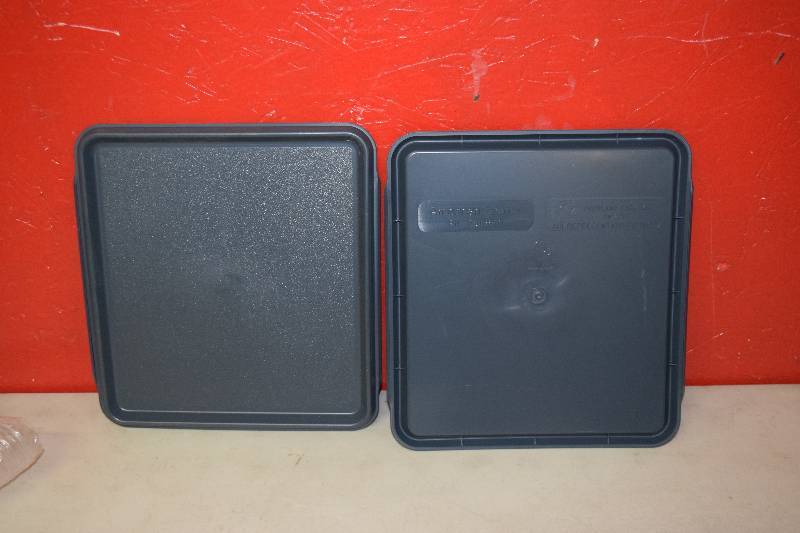 lot 151 image: 80 American Airline Trays