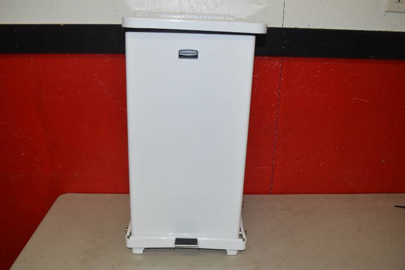 lot 245 image: Rubbermaid Step Trash Can