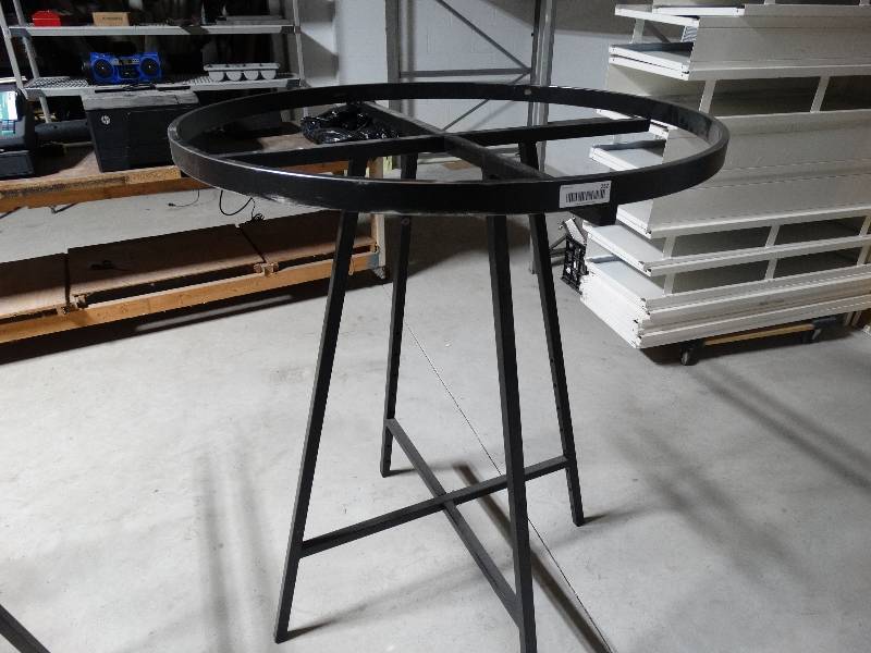 lot 253 image: Round folding clothes rack
