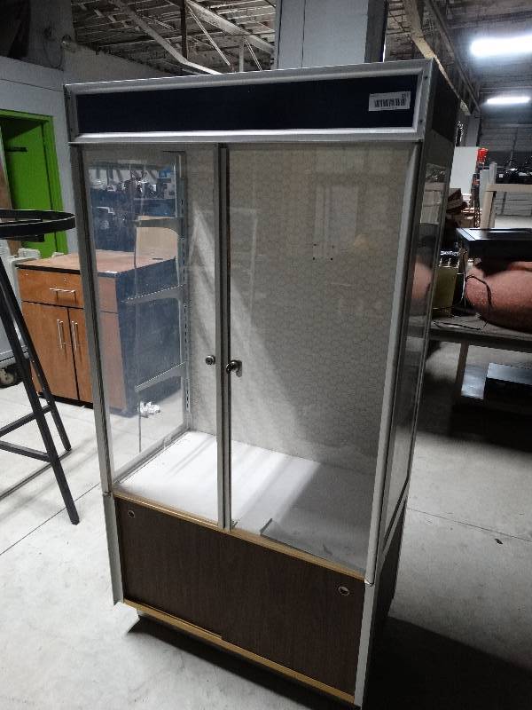 lot 257 image: Upright lighted showcase w key