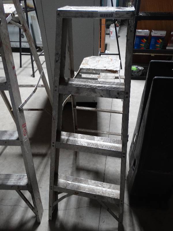 lot 277 image: 3 step aluminum ladder
