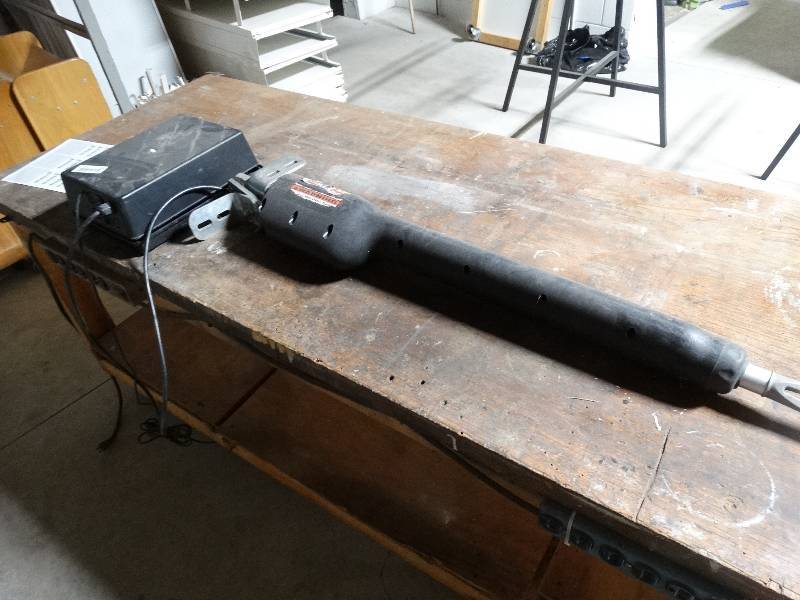 lot 288 image: Mighty Mule 500 electric gate opener