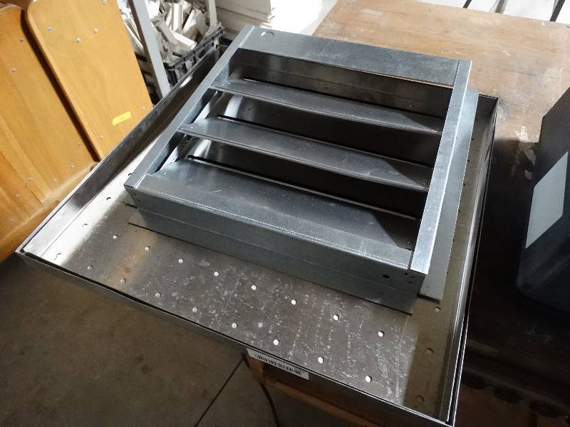 lot 294 image: Various pieces of stainless steel